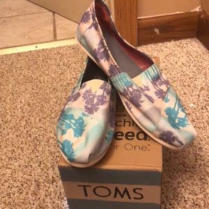 Brand new, never worn TOMS.